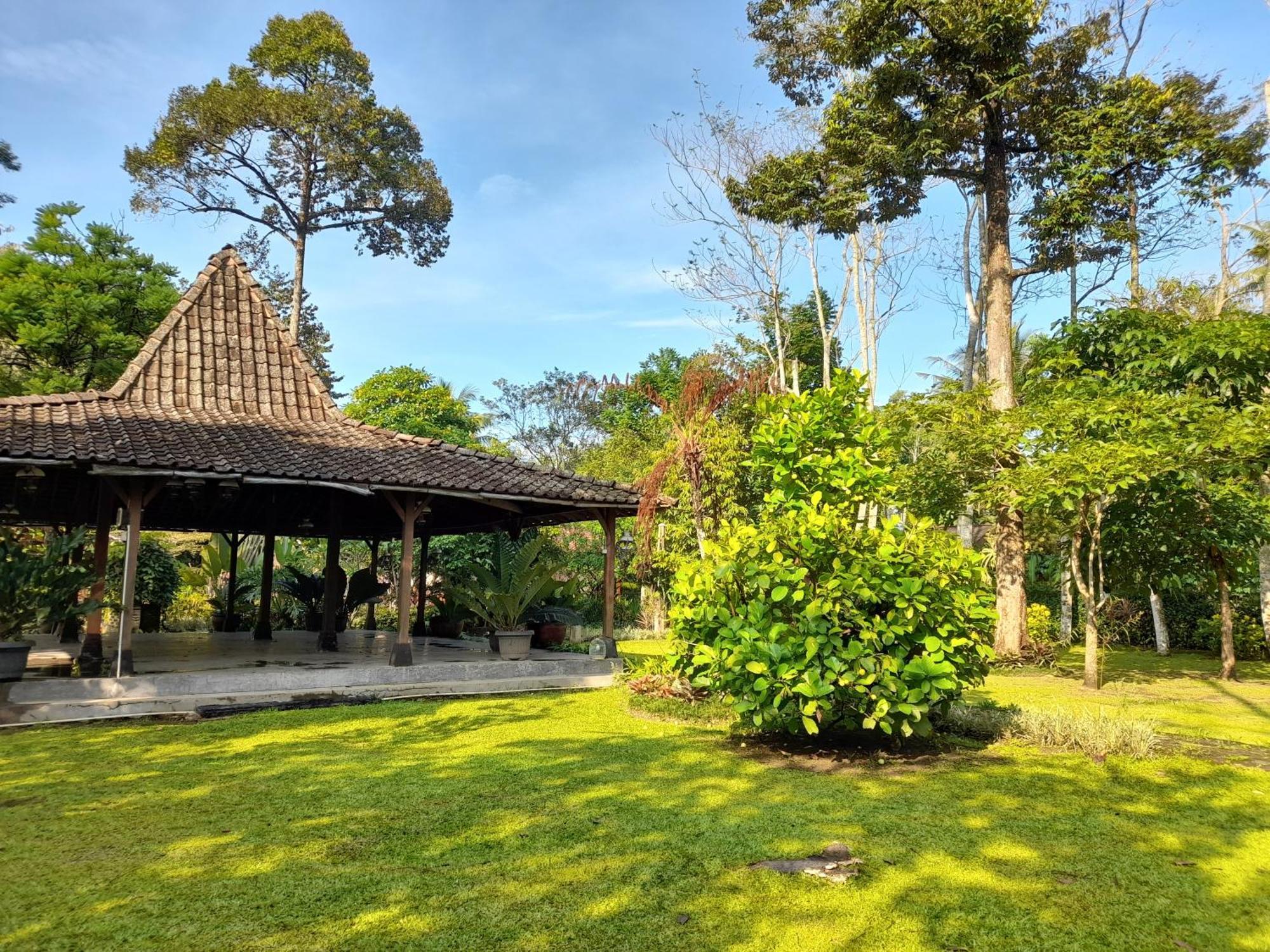 Ndalem Nitihardjan Hotel Magelang Exterior photo